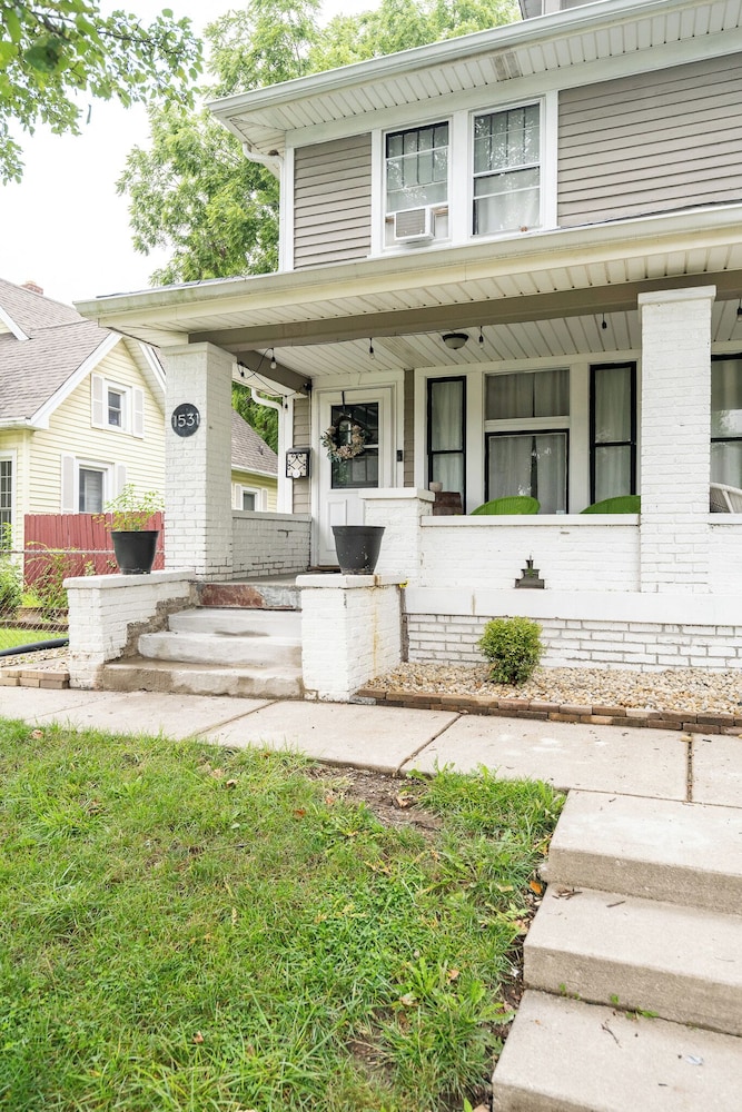 Spacious Duplex for 14 in Downtown