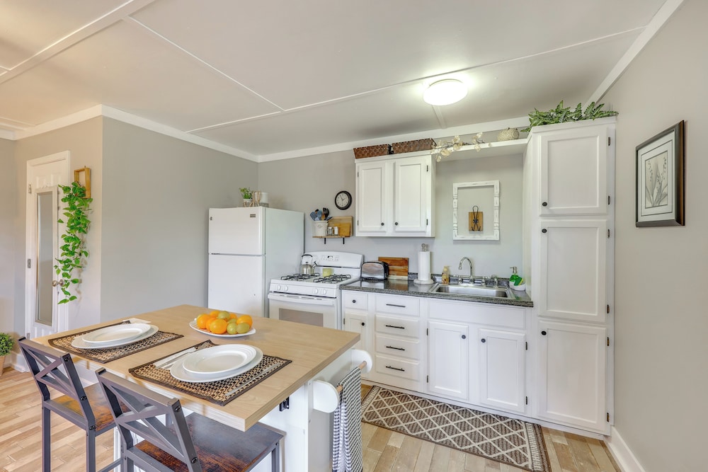 Pet-friendly Studio w/ Yard & Fire Pit in Vilonia!