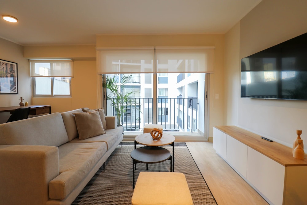 w Breathtaking 2BR With Balcony in Miraflores