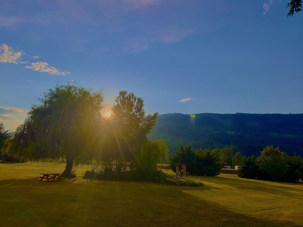 Monashee Motel