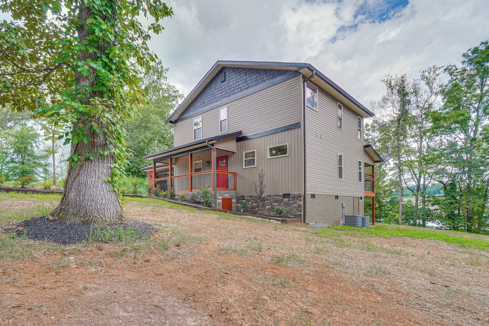 Private Hot Tub: Serene Family Home in Sevierville