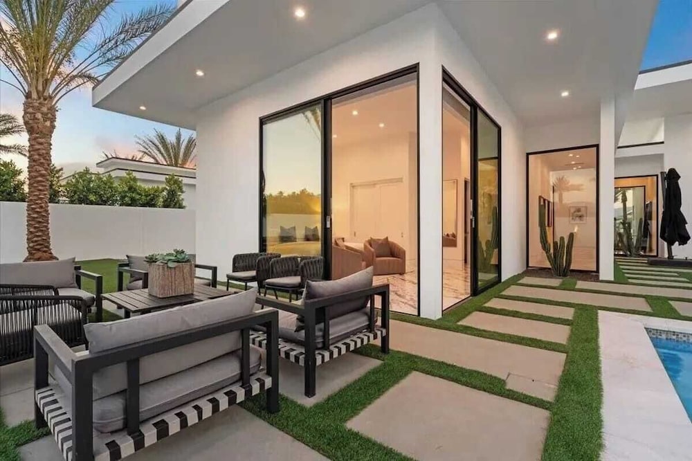 Sleeps 20 7-bedroom Villa w/ Pool, Putting Green & Hot Tub Bravo Villa #11 by Avantstay