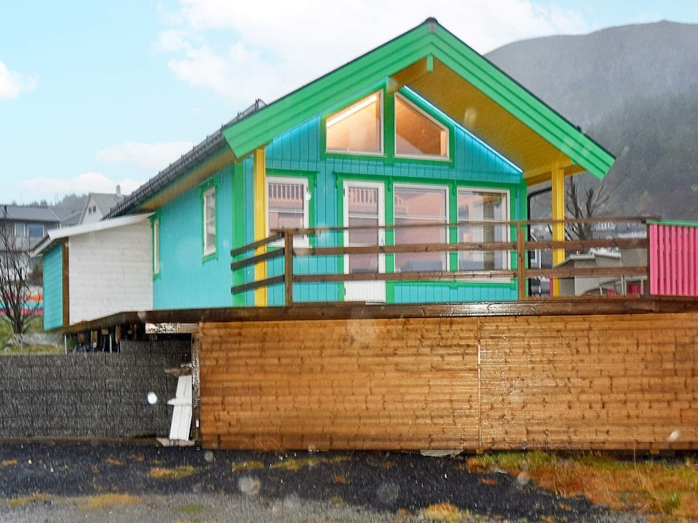 6 Person Holiday Home in Maloy-by Traum