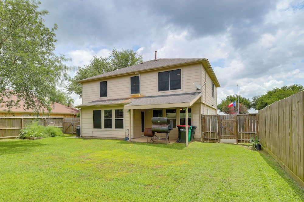 7 Mi to Downtown Baytown: Spacious Home w/ Yard