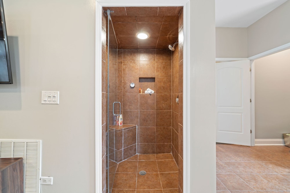 Spacious Luxury Retreat 8 Bed Oasis With 6 Baths