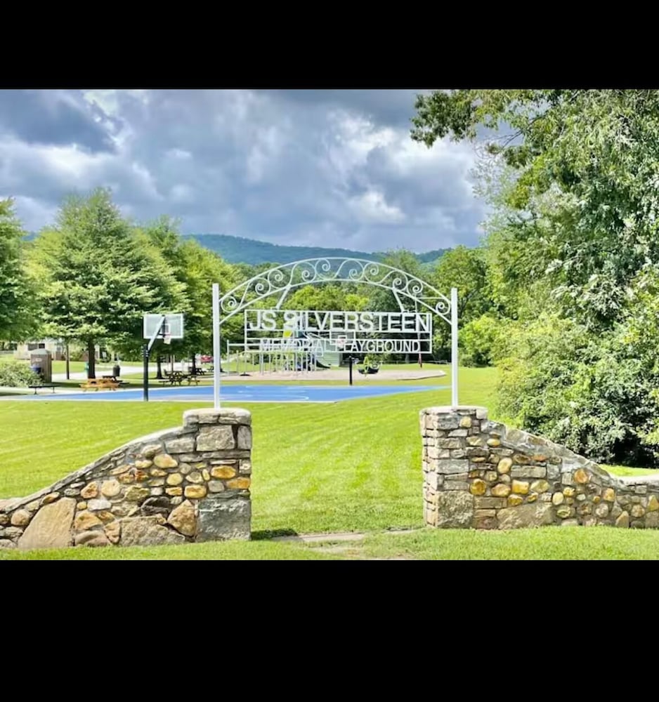 Downtown Brevard Retreat &Cyclists Dream