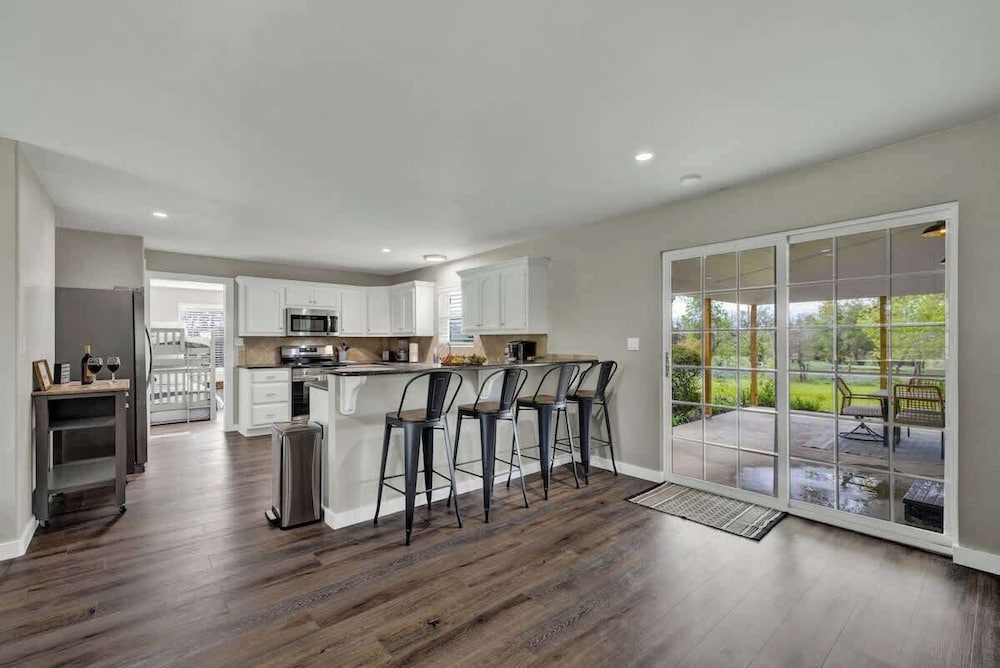Family-friendly Hill Country Retreat Sleeps 11 + Hot Tubs