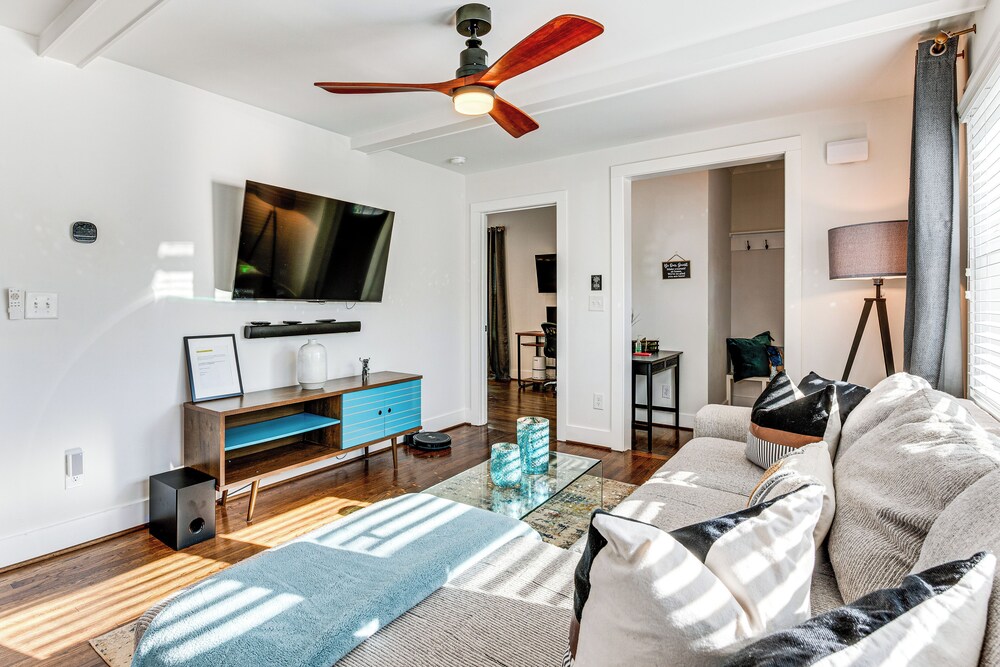 7 Mi to Dtwn Atlanta! Lovely Home w/ Backyard