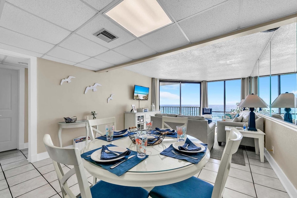 Leeward 403 at Edgewater