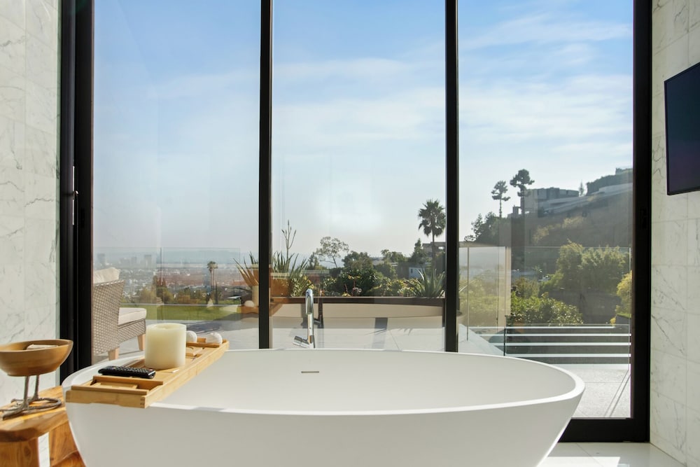 Belfast Estate - Mid-century Meets Modern - Luxe Poolside Villa