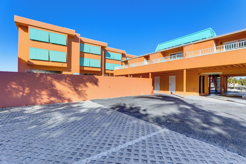 Steps to Beach: Bradenton Beach Condo w/ Deck