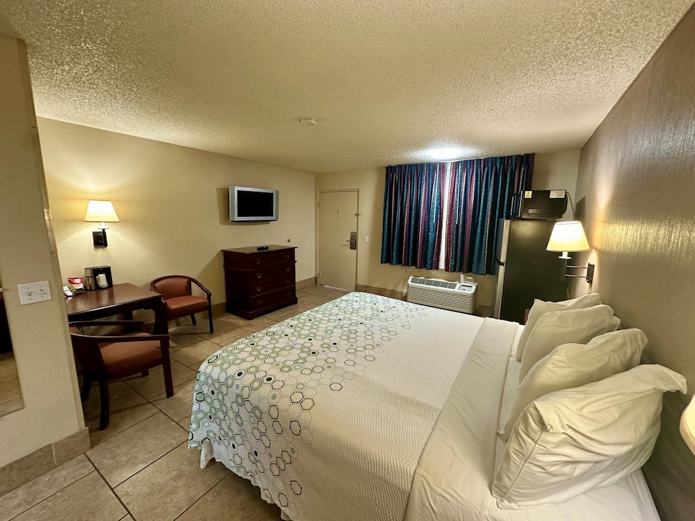 Yuba City Vacations - HomeTowne Studios by Red Roof Yuba City - Property Image 5