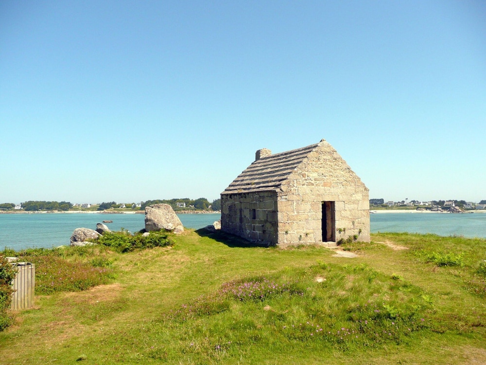 Beachfront Holiday Home in Guisseny