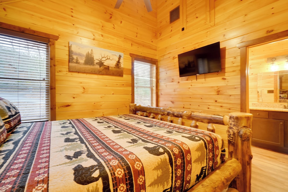 Hot Tub, Game Room & Mtn Views: Sevierville Cabin
