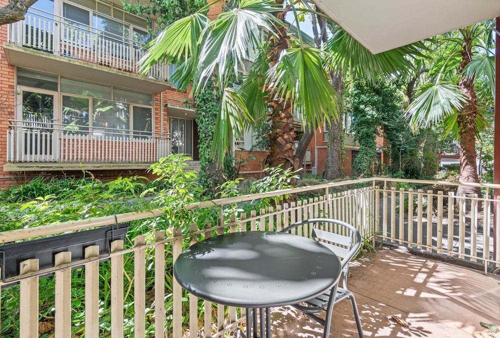 Charming Inner-city Stay- Space, Style & Location