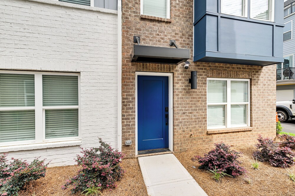 2 Mi to Uptown Charlotte: Townhome w/ Balconies!