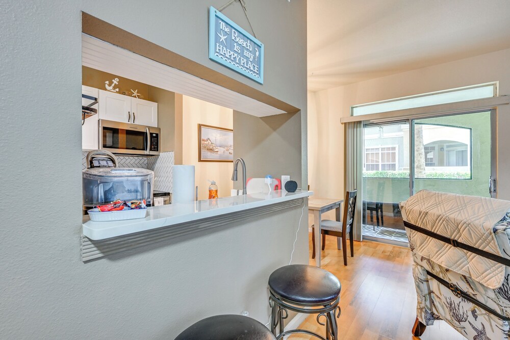 4 Mi to Clearwater Beach: Apt w/ Community Pool!