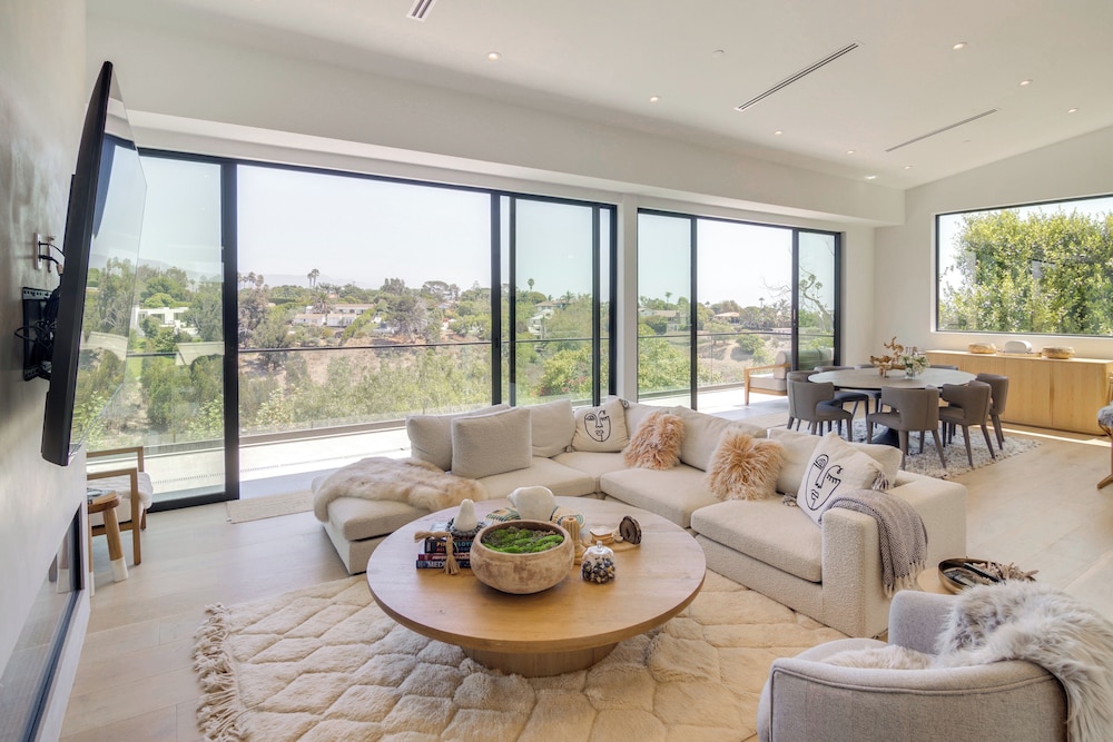 1 Mi to Point Dume: Mtn-view Escape w/ Patio!