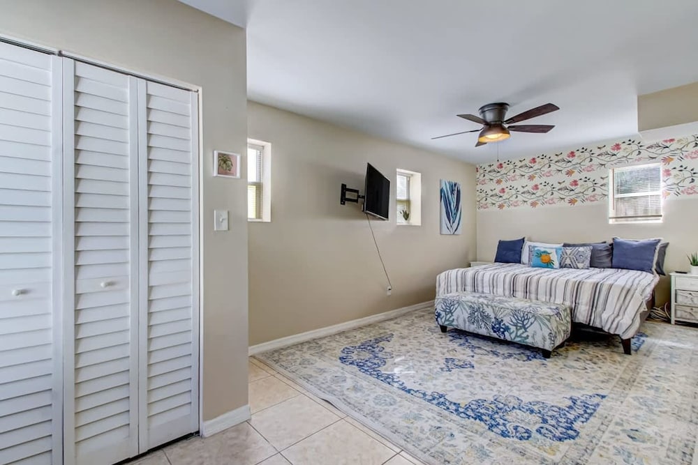 Free Parking Smart TV Uptown St Augustine