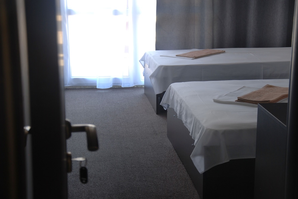 Peak Season Hotel