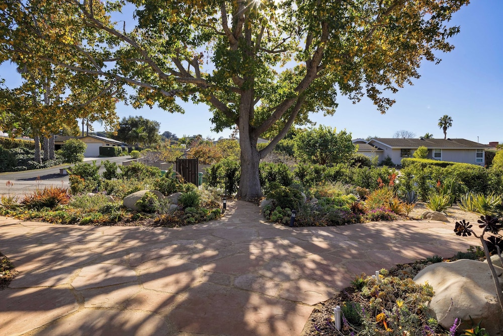 Hummingbird Haven by Avantstay Dog-friendly, Near the Beach, Huge Yard+hot Tub