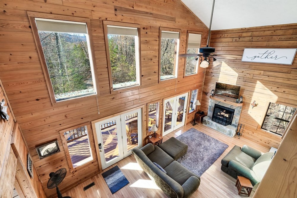 Stunning Cabin w Hot Tub Pool Table Arcades