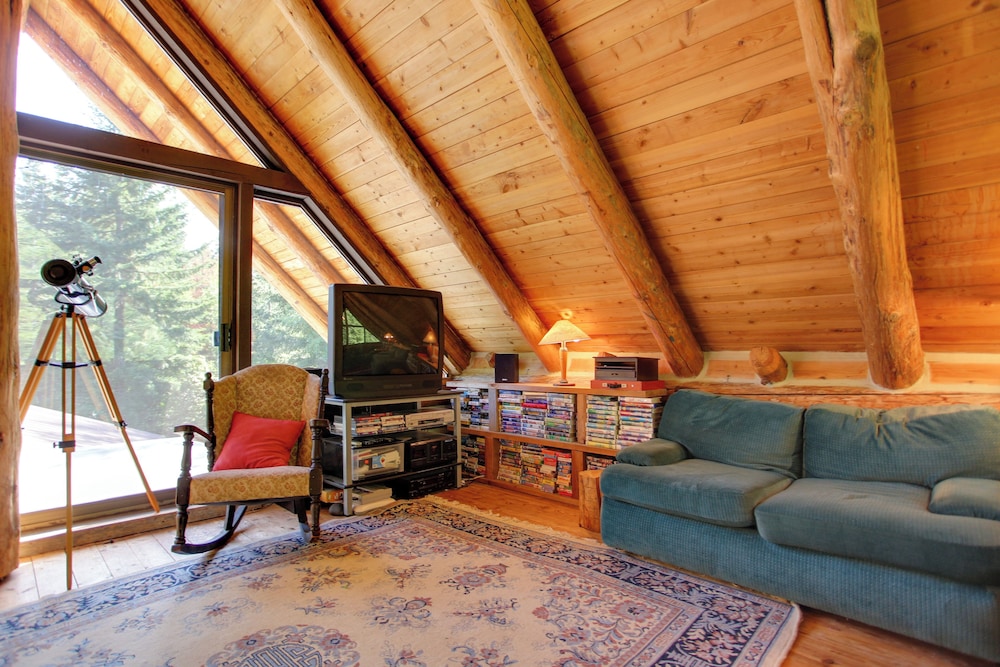 Cozy Easton Cabin w/ Wenatchee Nat'l Forest Views! view 5