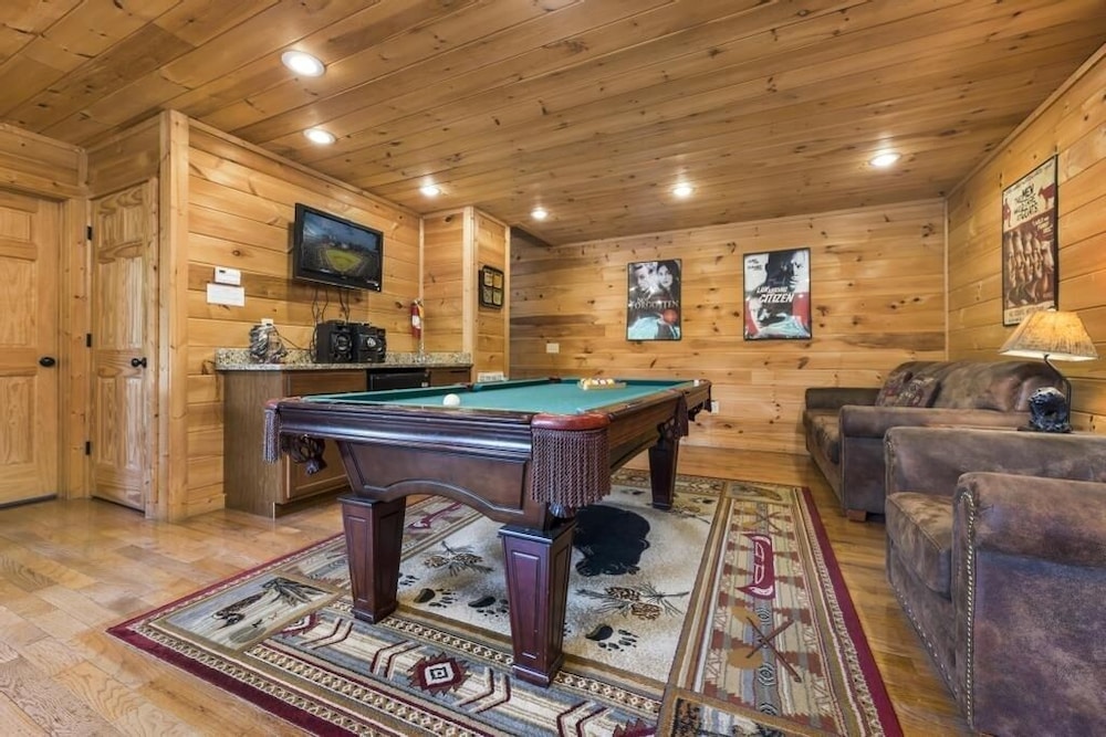 Soaring Spirit - 5 Bedrooms, 5 Baths, Sleeps 18 Home by RedAwning