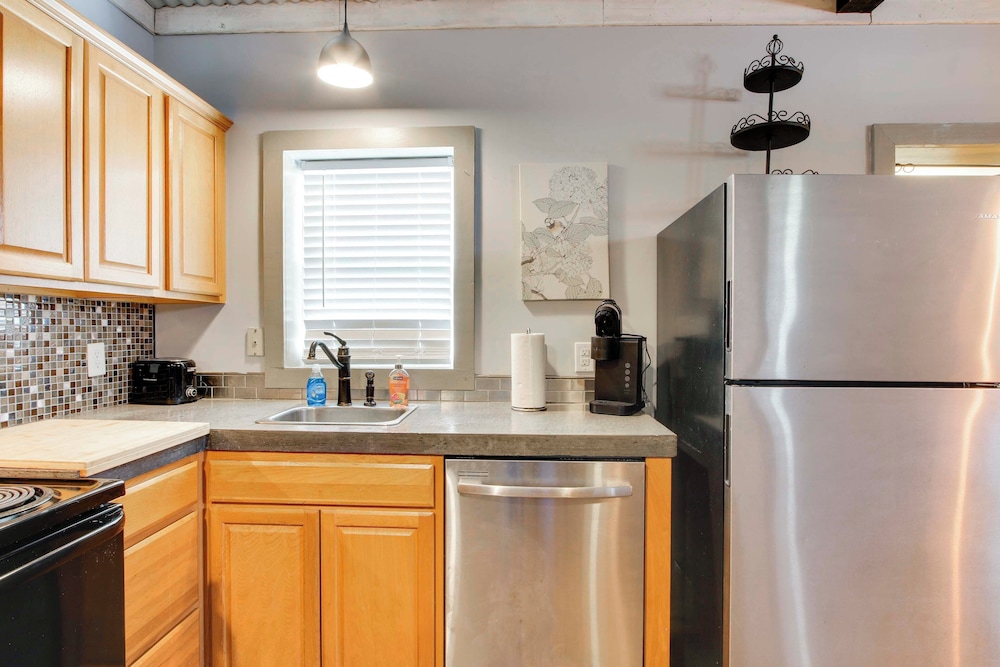 2 Mi to Self Regional MC: Updated Apartment