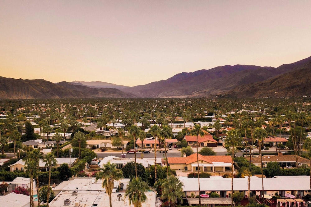 2 Rooms, Sleeps 8 Retro Hotel w/ Pool Wesley King Studio Buyout by Avantstay