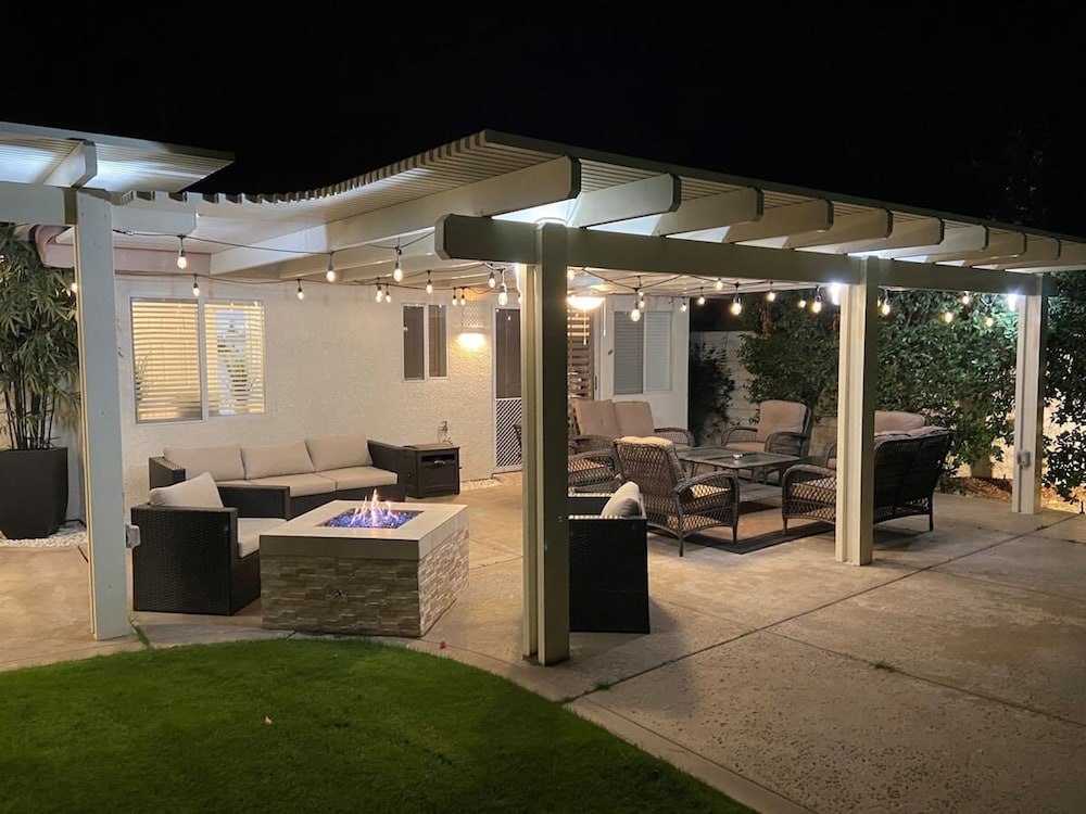 Stunning 5 Star Home Retreat Private Pool Spa BBQ 4 BR