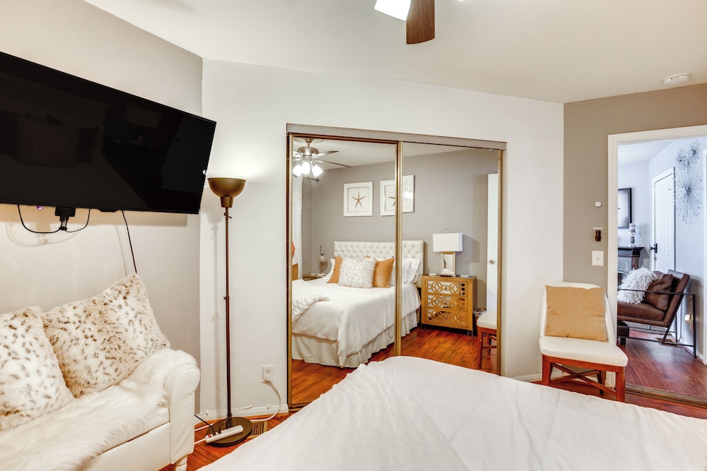 Walk to Beach: San Diego Hideaway w/ Patio