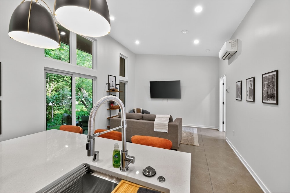 500 House - Unit A 1 Bedroom Townhouse