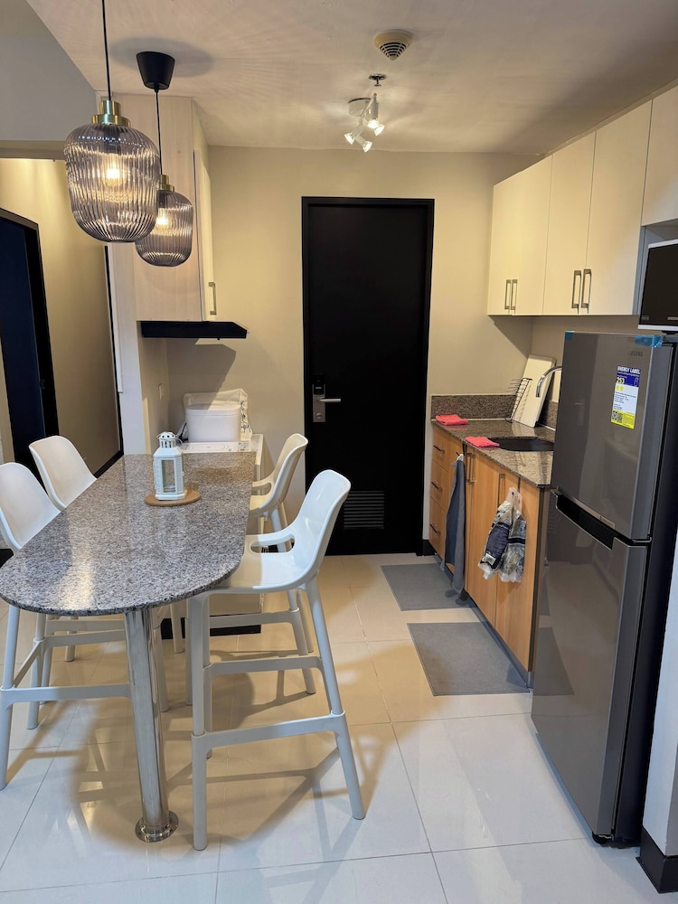 Modern & Spacious 2BR 68 sqm Condo in Manhattan Heights Pool View