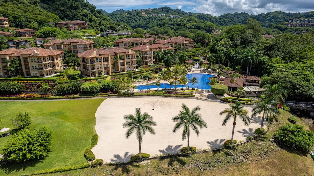 CR Luxury Los Sueños Condos
