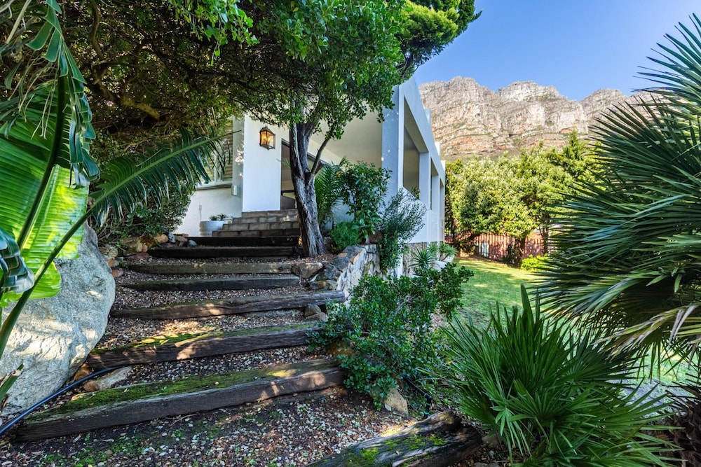 Camps Bay 4bed Home w Pool and Views Alma Marina