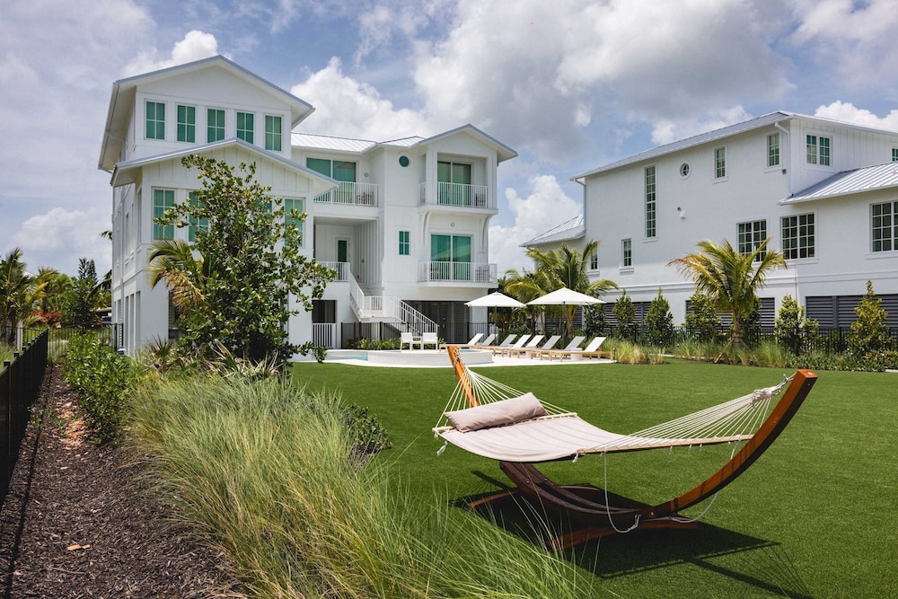 New Waterfront Home - Dreamside House