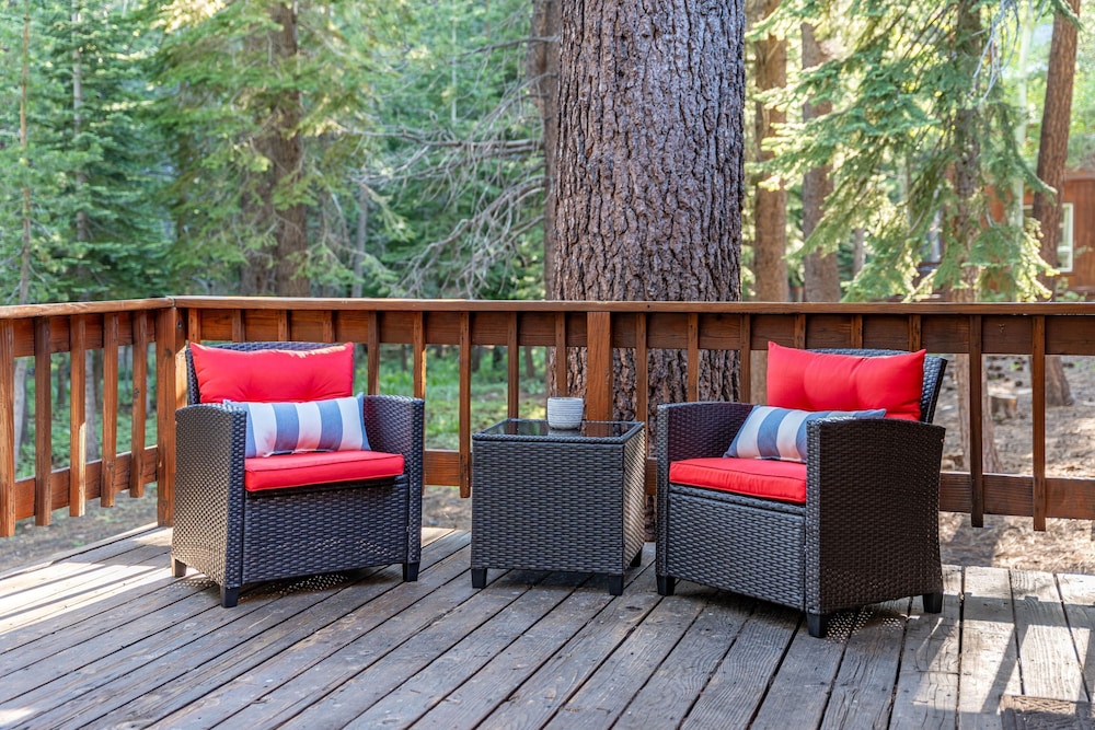 Whiskey Springs by Avantstay Classic Cabin Near Tahoe Donner Ski Area