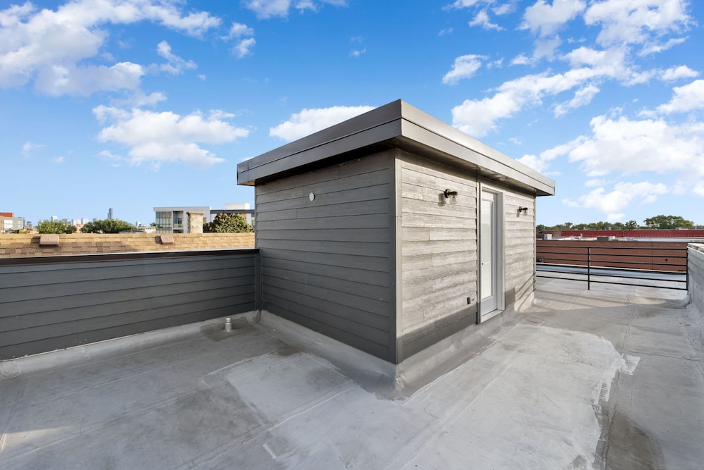Magnificent NEW Home w 8 Beds Free Parking