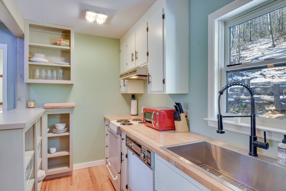 Mountain-view Gem w/ Community Perks in Dillard!