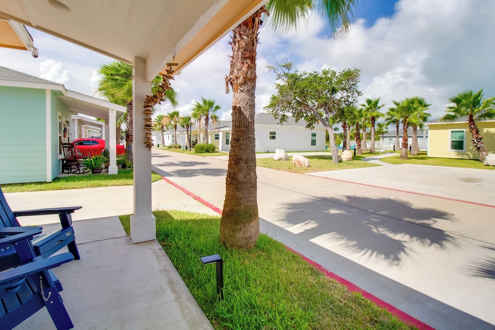 4 Mi to Rockport Beach Park: Home w/ Resort Perks
