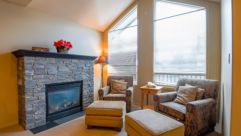 Thunder Ridge by Fernie Lodging CO