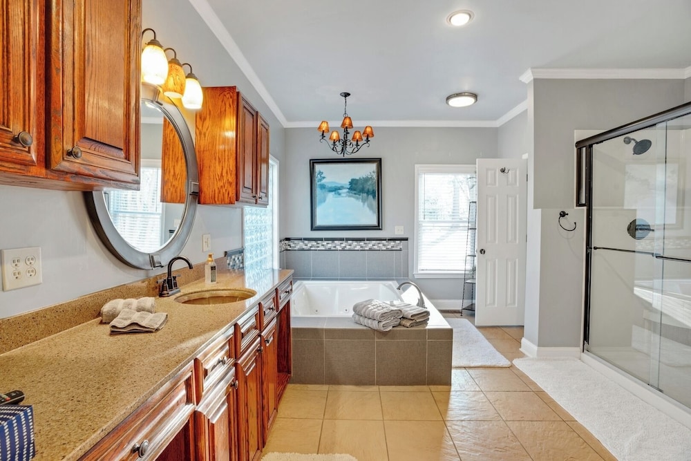 Luxury Lakefront 4br: Jacuzzi, Game Room & Wi-fi