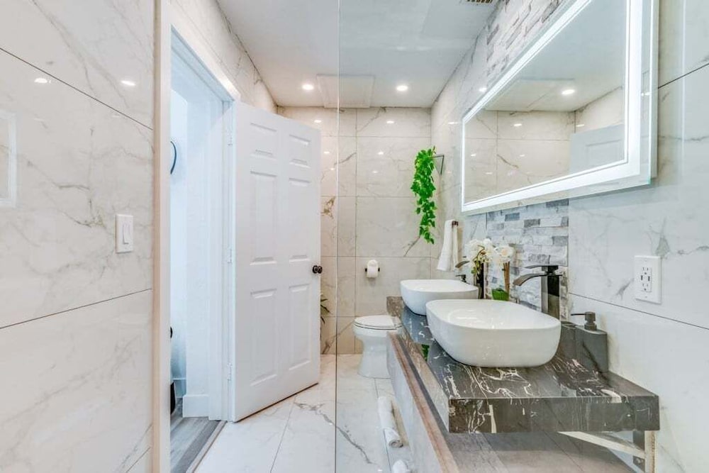 Friendly Fox Luxury Pool & Spa - Near Dt & Beach 4 Bedroom Home