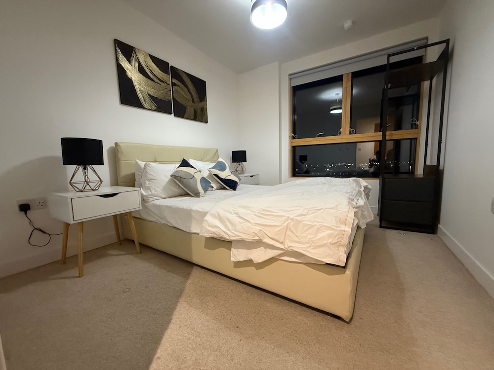 2BR Apartment - Sleeps 4 - Free Parking - Reading