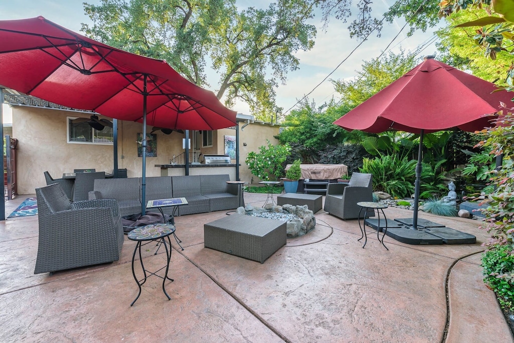 Large Groups Sequoia Park, CA Coast Wineries, Skiing. Enjoy Fire Pit, Hot Tub, Outdoor Kitchen