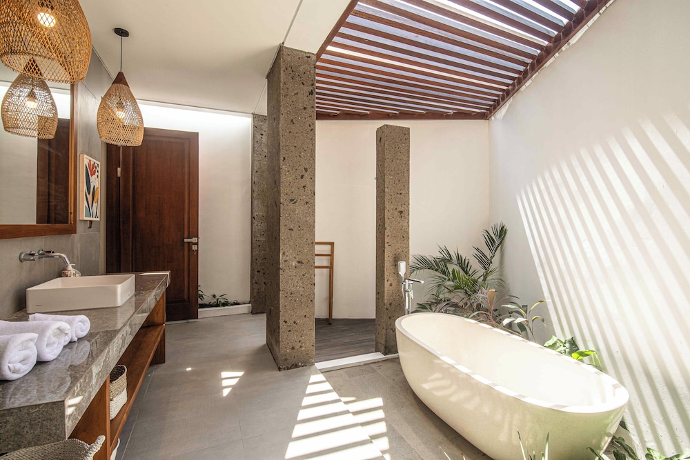 5-br Beach Villa in Canggu Overlooking Rice Fields