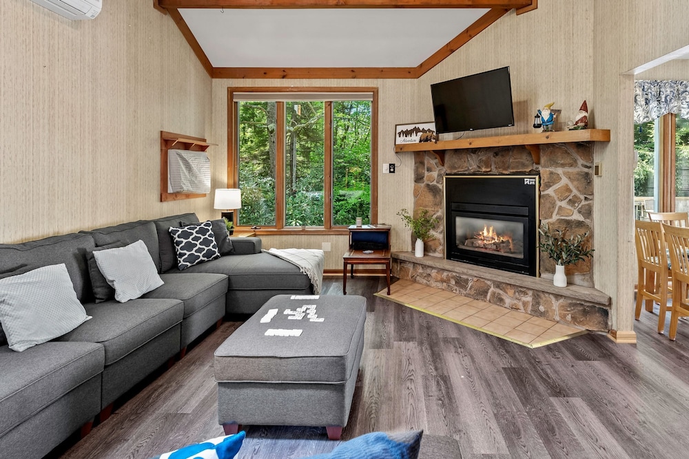 Harmony Ridge by Avantstay Large Deck w Hot Tub Forest Views