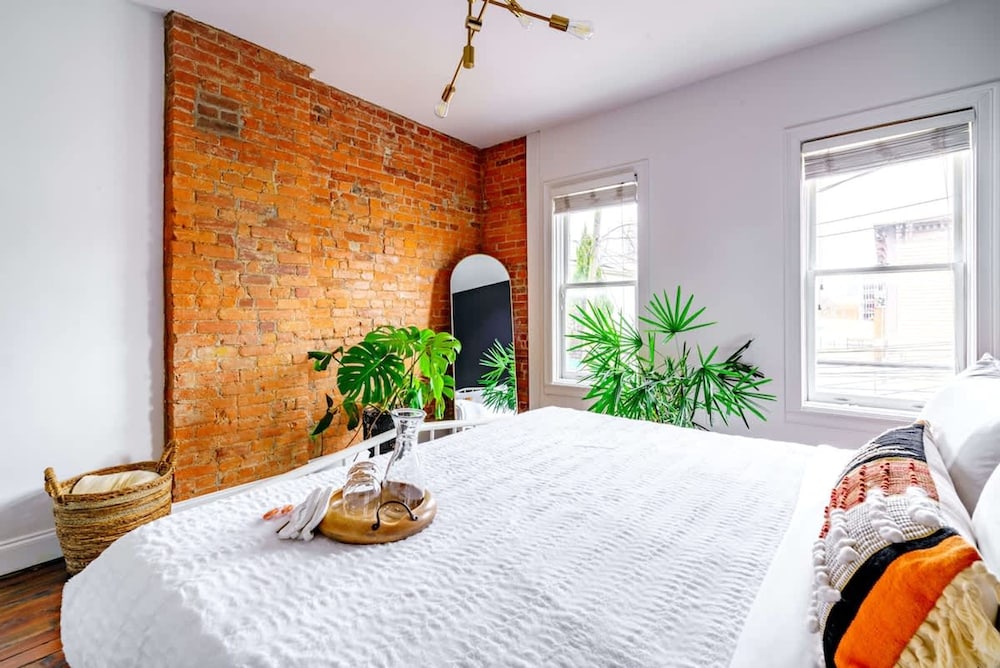 Urban Jungle Prime Location Parking Free Pet