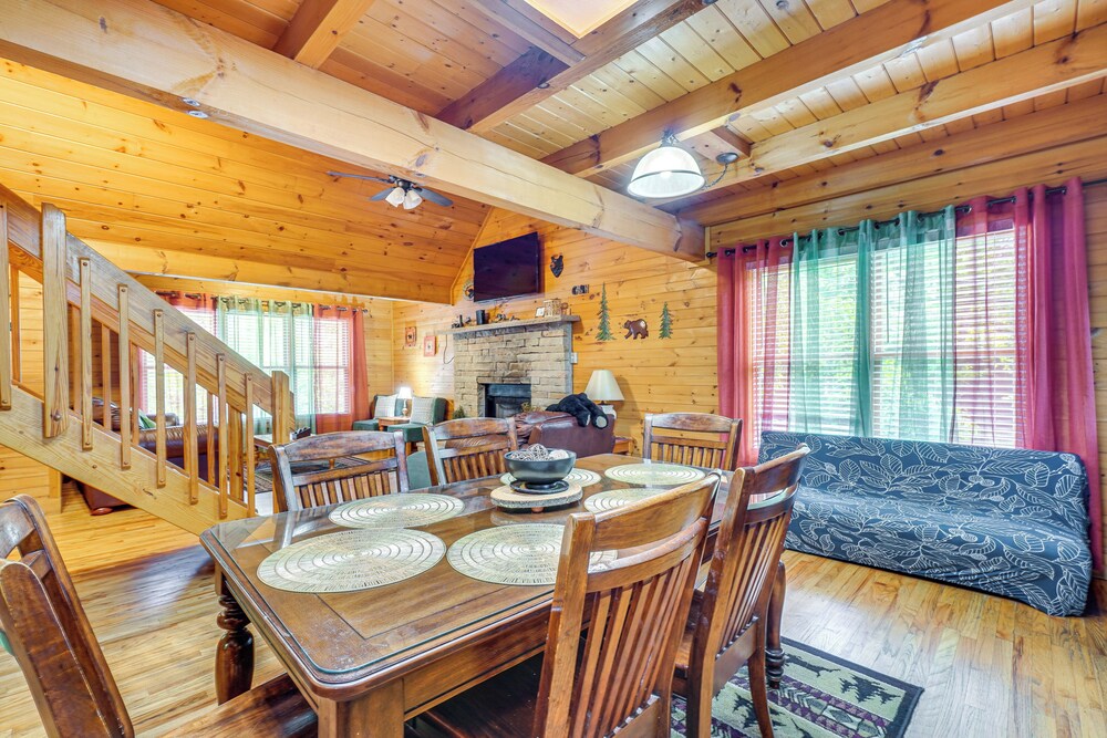 5 Mi to Gsmnp: Cabin w/ Hot Tub & Game Area